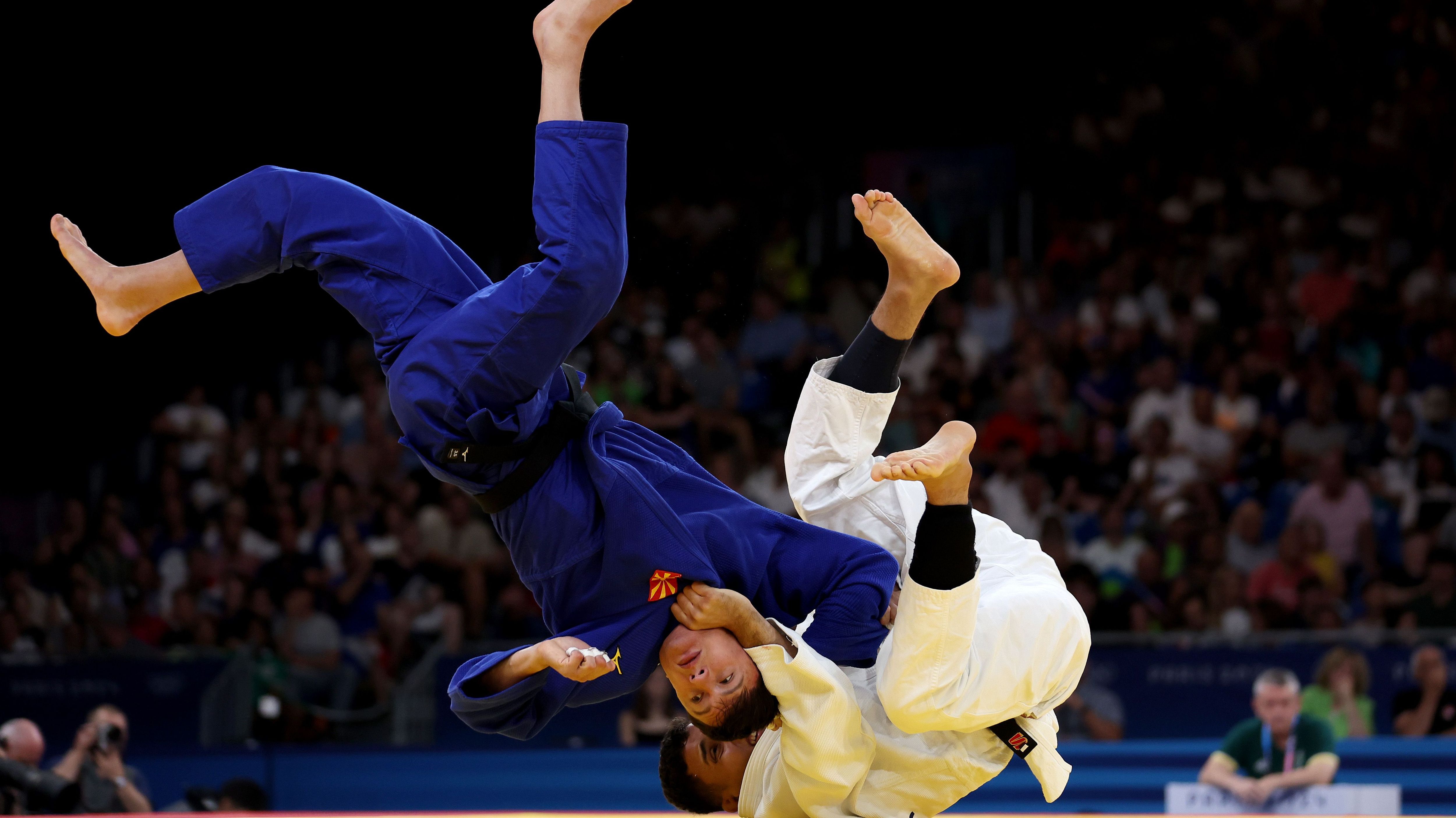 <strong>Olympia 2024: Die besten Bilder des vierten Tages</strong><br>Guilherme Schmidt (BRA) und Edi Sherifovski (MKD) produzieren im Judo-Ausscheidungsmatch der letzten 32 einige spektakuläre Figuren. Am Ende setzte sich der Brasilianer durch.