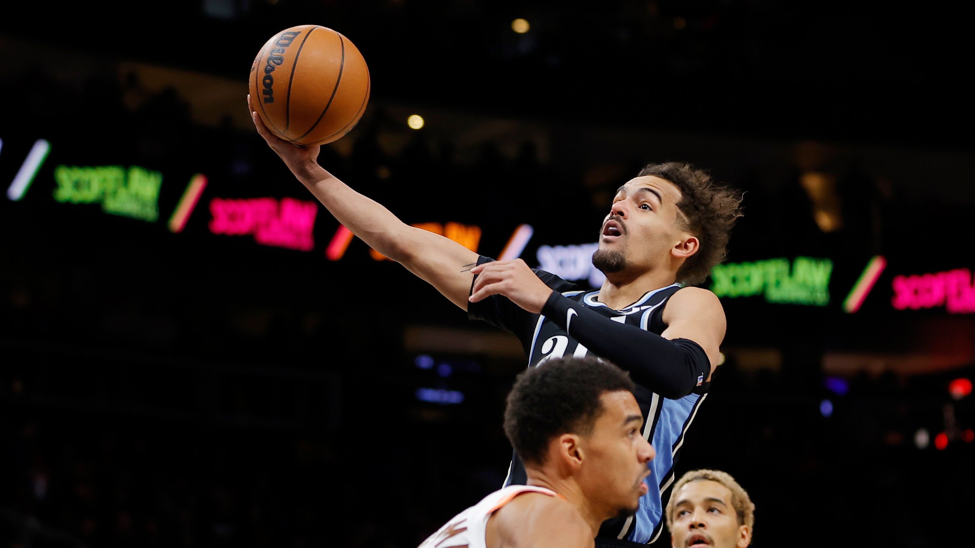 <strong>Trae Young (Atlanta Hawks)</strong><br>Young liefert seit Jahren konstant gute Zahlen ab für die Hawks. Trotzdem ist der Guard nicht unumstritten, weil er defensiv zu viele Schwächen hat. Gleichzeitig verläuft die Saison in Atlanta mit Platz elf im Osten sehr enttäuschend. Selbst das Play-In Tournament könnte verpasst werden. Ein Trade würde also für beide Seiten Sinn ergeben.