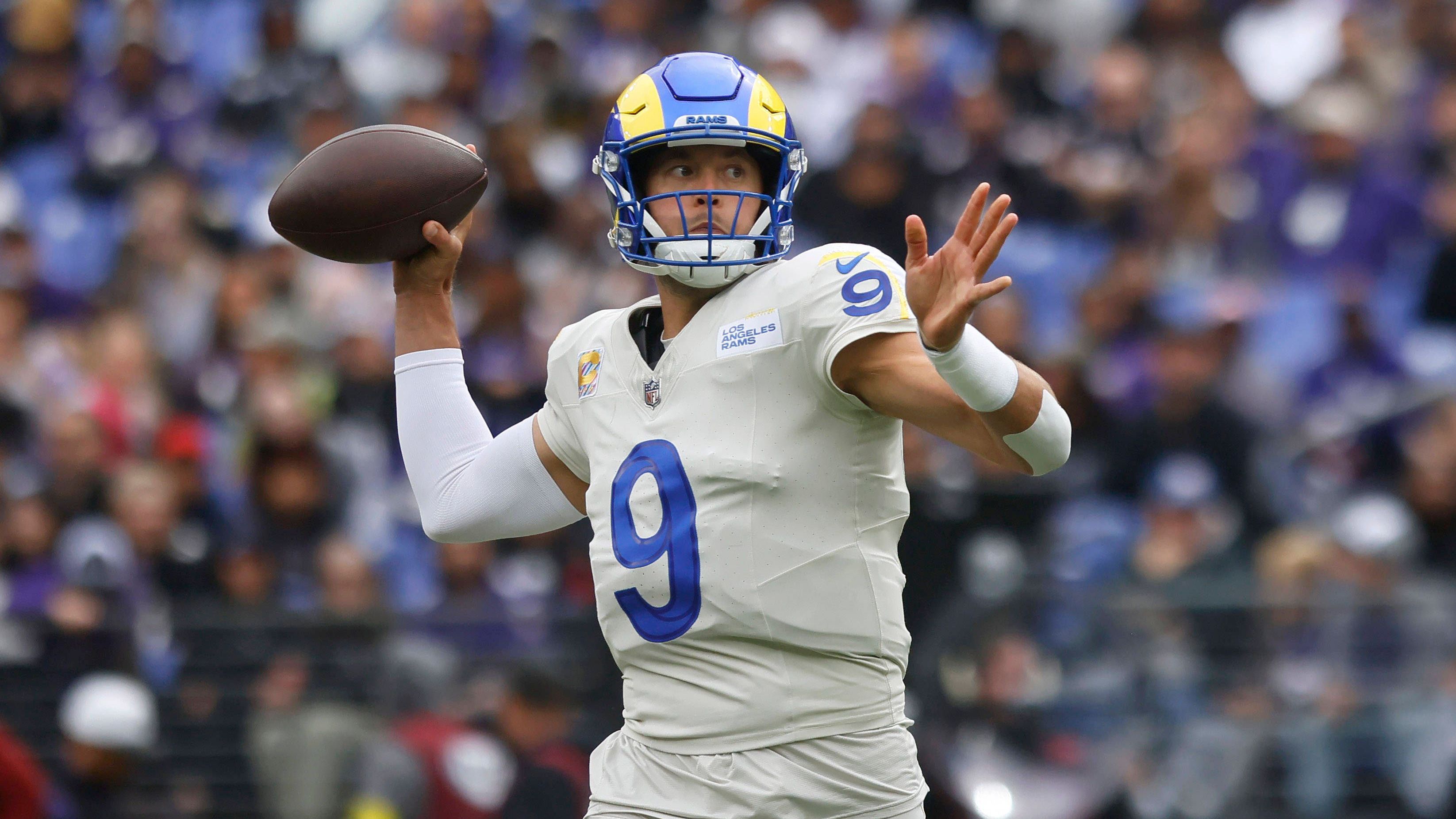 <strong>Platz 2: Matthew Stafford (Los Angeles Rams)</strong><br>Rückenprobleme? Welche Rückenprobleme? Auch im geschmeidigen Alter von 37 bringt Matthew Stafford die Pässe noch mit der Verlässlichkeit eines Schweizer Uhrwerks an den Mitspieler. 1.684 Passing Yards bedeuten die Ligaspitze, zwölf Touchdown-Pässe Platz zwei unter allen Quarterbacks. Stafford mag alt sein (zumindest älter als andere). Aber er ist noch kein bisschen müde.