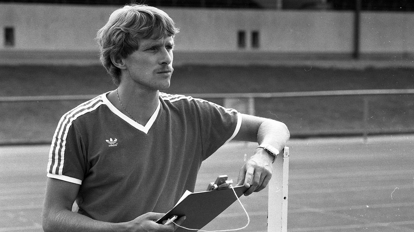 
                <strong>Ralf Rangnick</strong><br>
                Wer hätte Ralf Rangnick auf diesem Bild erkannt, das ihn im Jahr 1985 zeigt, als er bei der Amateur-Mannschaft des VfB Stuttgart seine ersten Trainer-Erfahrungen sammelte? Heute ist der 64-Jährige nach zahlreichen Stationen wie 1899 Hoffenheim, Schalke oder RB Leipzig immer noch auf der Trainerbank, coacht aktuell die österreichische Nationalmannschaft. Ein gewisser Hang zur Akribie ist Rangnick, der wegen eines "Sportstudio"-Auftritts den Spitznamen "Fußball-Professor" verpasst bekam, auch bei diesem Bild aus seinen frühen Trainertagen nicht abzusprechen. 
              