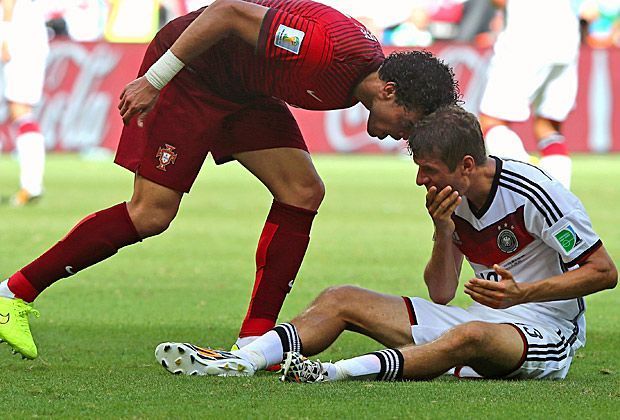 
                <strong>Der Clinch: Thomas Müller vs. Pepe</strong><br>
                @EinAugenschmaus via twitter: "Krasser Streit. Pepe hat 'F*....' gesagt"
              