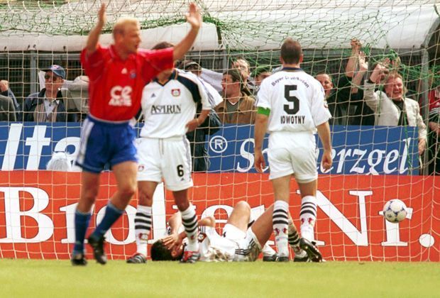 
                <strong>Michael Ballack (Bayer Leverkusen)</strong><br>
                Aber auch große Namen sind nicht vor Eigentoren gefeit. Ein Meisterschaft-entscheidendes erzielt Ballack im Trikot von Bayer Leverkusen. "Dank" seines Eigentores verpasst Vizekusen den Titel, stattdessen freuen sich die Bayern über Bayers Pleite in Haching und die Meisterschaft.
              