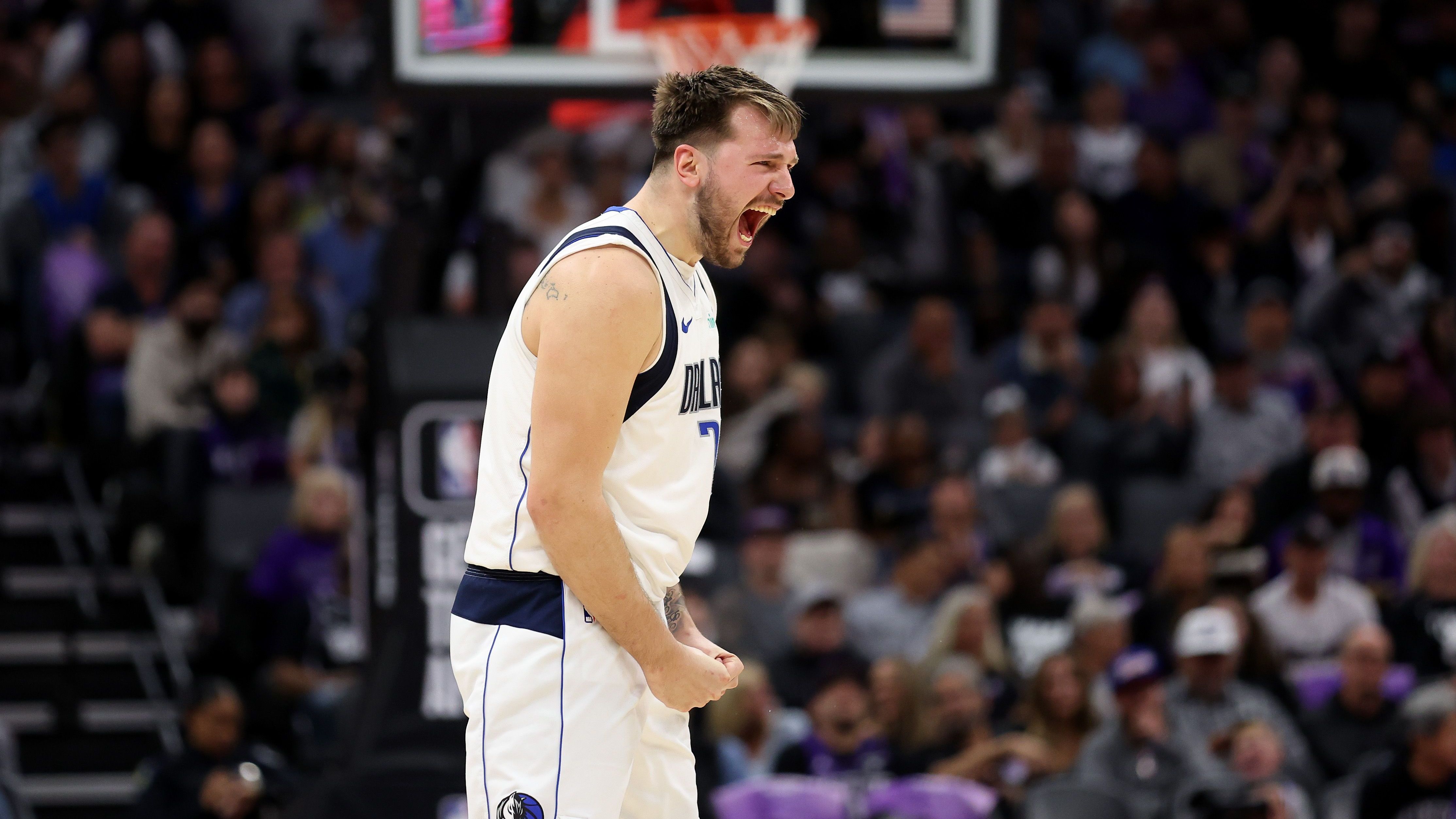 <strong>Sicher qualifiziert:&nbsp;Dallas Mavericks - Western Conference</strong><br>Luka Doncic und die Mavericks rollen. Das liegt aber nicht nur am slowenischen Superstar. Wie Kyrie Irving zuletzt spielt, erinnert an seine besten Zeiten in Cleveland. "Ky" ist in den wichtigen Momenten zur Stelle und gleicht schwache Nächte von Luka aus. Platz fünf ist den Mavs nicht mehr zu nehmen. In der ersten Runde warten die Clippers.