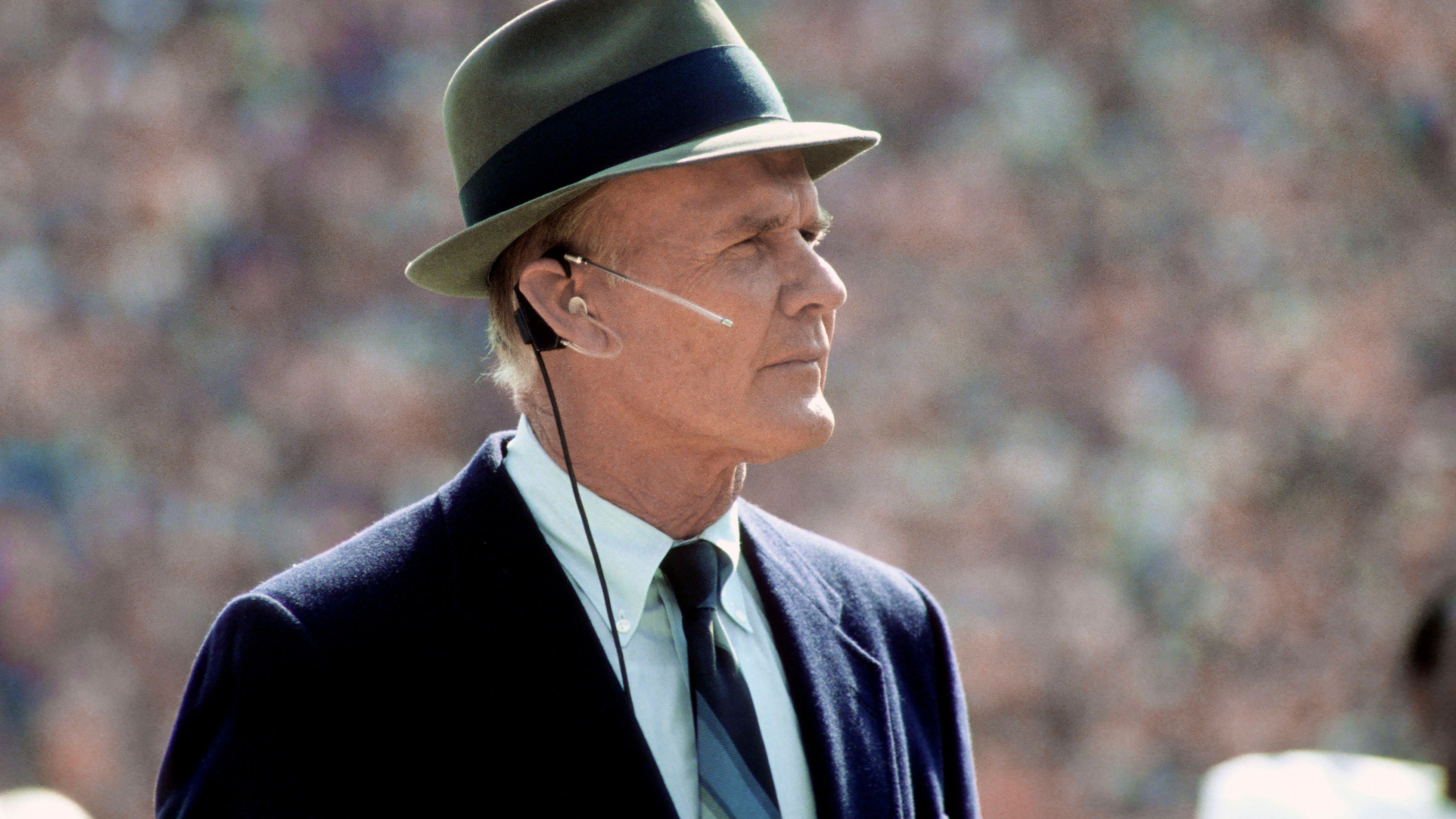 <strong>Disziplin und Detailorientierung: Tom Landry<br></strong>Ein strukturierter Ansatz, der Disziplin und Präzision in allen Aspekten des Trainings und der Spielvorbereitung betont.