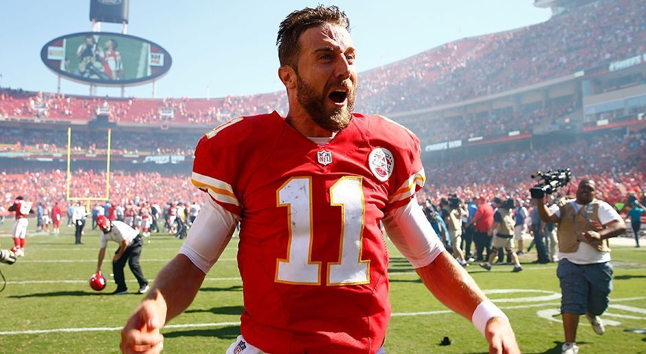 
                <strong>Alex Smith</strong><br>
                Gewinner - Alex Smith (Kansas City Chiefs): Der Quarterback der Kansas City Chiefs zeigte eine bärenstarke Leistung gegen die San Diego Chargers. Von 38 geworfenen Bällen erreichten 34 ihr Ziel. Noch beeindruckender: Obwohl die Chiefs im dritten Viertel mit 3:24 zurück lagen, führte Smith sein Team zu einem Comeback und sorgte durch seinen Touchdown in der Overtime für den endgültigen Sieg seiner Franchise.
              