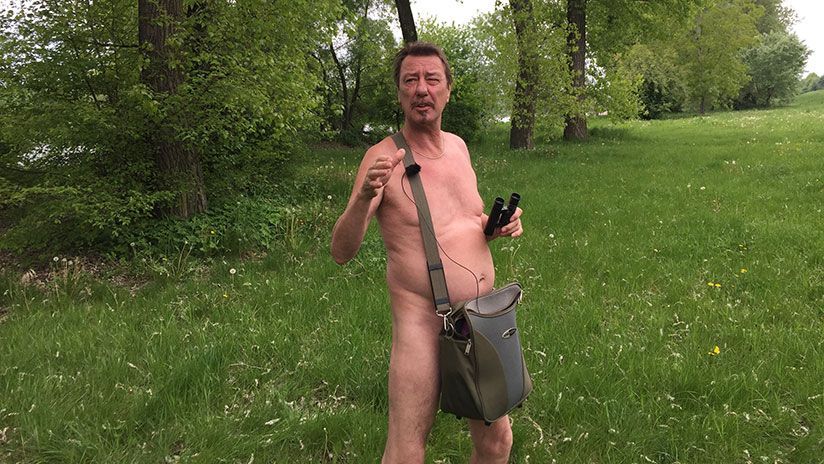 Der "Gemeindebau"-Star Herr Doser zieht ebenfalls blank, aber aus einem ganz pragmatischen Grund: Er möchte in der FKK-Paradenacktzone Lobau Spanner verjagen. Ohne Kleidung und mit Feldstecher ausgerüstet, legt sich Herr Doser auf die Lauer...