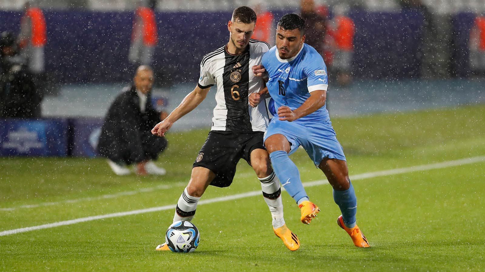 
                <strong>Tom Krauß</strong><br>
                Der zweikampfstarke Sechser im deutschen Team muss gegen die spielerisch unterlegenen Israelis öfter mit als gegen den Ball agieren und ist dabei recht unauffällig. In der Schlussphase holt Tom Krauß aber dann den zweiten Elfmeter für Deutschland an diesem Abend heraus. ran-Note: 4
              