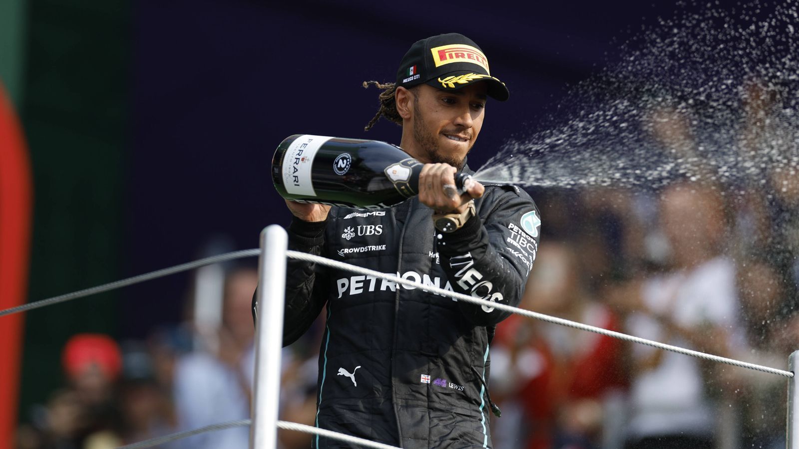 
                <strong>Gewinner: Lewis Hamilton</strong><br>
                Der siebenmalige Weltmeister erlebt mit seinem Mercedes-Team gerade einen Aufschwung. Vor allem in Mexiko überzeugte das Auto auf ganzer Linie. Das Potenzial, das schon in den Trainingseinheiten und in der Qualifikation zu erkennen war, setzte der Brite auch im Rennen um. Teilweise dachte man sogar, Hamilton können mit etwas Glück um den Sieg fahren, doch für den Altmeister war wohl auch der zweite Platz ein Achtungserfolg. Dieser lässt jedenfalls auf ein angriffslustiges Mercedes-Team in der neuen Saison hoffen. 
              