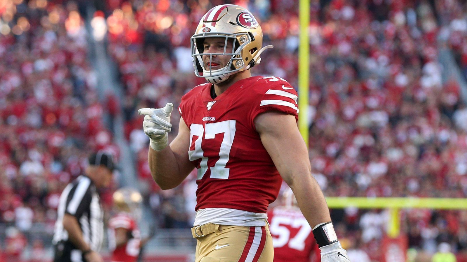 
                <strong>Nick Bosa (Defensive End)</strong><br>
                Nick Bosa darf wohl getrost als Anführer der 49ers-Defense bezeichnet werden. Der Erstrundenpick von 2019 legt ein erstaunliches Comeback-Jahr nach seinem Kreuzbandriss in der Vorsaison hin. In der laufenden Spielzeit hat der ehemalige Edge-Rusher der Ohio State Buckeyes nach elf Spielen 14,5 Sacks auf seinem Konto. Dazu kommen ein erzwungener Ballverlust und 36 Tackles - davon 15 Tackles für Raumverlust - für den Quarterback-Jäger, der bislang zwei Mal in den Pro Bowl gewählt wurde.
              