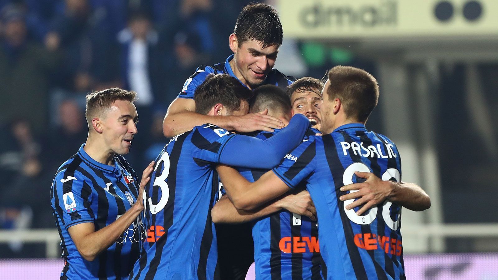 
                <strong>Atalanta Bergamo - FC Valencia</strong><br>
                Dem Namen nach die unspektakulärste Partie der Runde. Allerdings kann der Schein trügen: Atalanta startete als großer Underdog in die Gruppenphase. Nach drei Pleiten zu Beginn drehten die Italiener auf und qualifizierten sich bei der ersten Teilnahme fürs Achtelfinale. Bergamos Stärke ist der Angriff um den Kolumbianer Luis Muriel. Mit 63 Treffern stellt Atalanta die beste Offensive der Serie A. Es hat sogar ein Deutscher Anteil am Erfolg: Linksverteidiger Robin Gosens fiel einst beim BVB im Probetraining durch und kann dank seiner konstant starken Leistungen vielleicht sogar von der EM träumen.
              