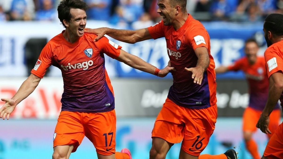 Robbie Kruse (links) jubelt über seinen Siegtreffer