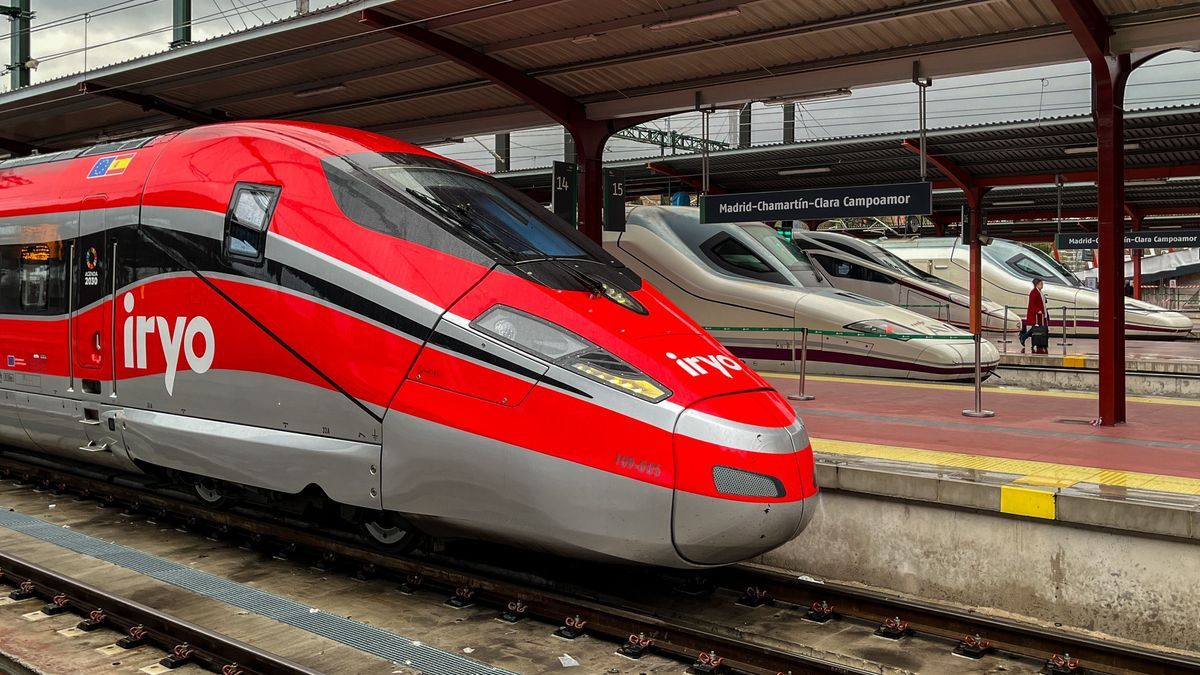 Ein Frecciarossa 1000 (l, ETR 400) der Bahnmarke Iryo sowie weitere Alvia-Hochgeschwindigkeitszüge der spanische Bahn Renfe stehen im Bahnhof Madrid Chamartin.
