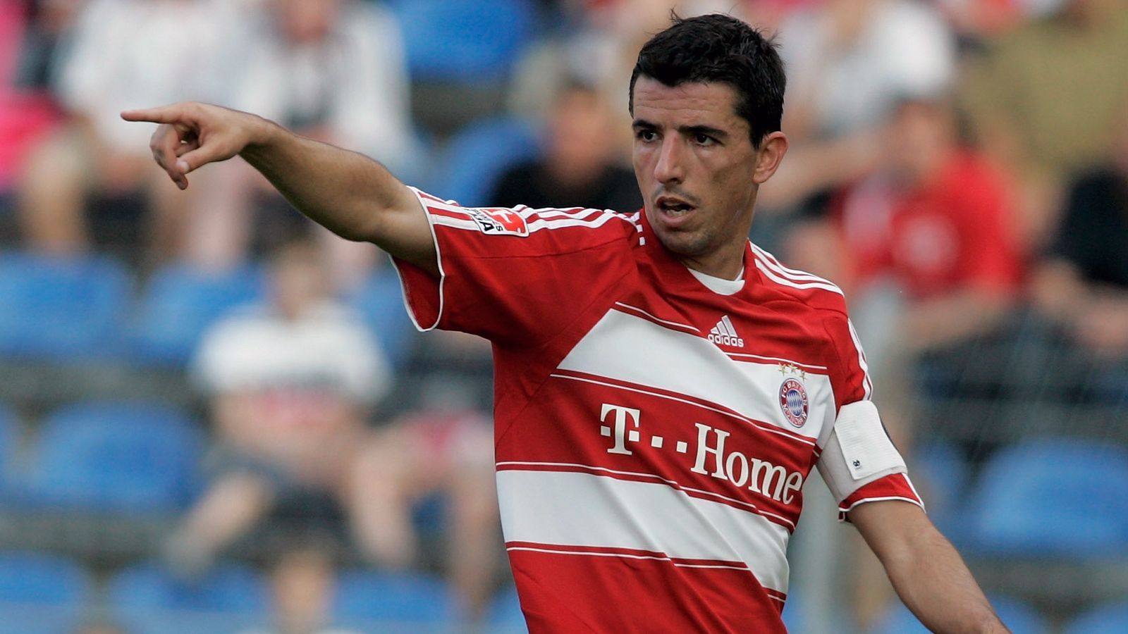 
                <strong>Roy Makaay</strong><br>
                Ein Stürmer, der einst aus keiner Chance einen Treffer erzielen konnte, war Roy Makaay. Nicht umsonst trug der Niederländer bei den Bayern den Spitznamen "Phantom". 2003 verpflichteten die Münchner den Torjäger für fast 20 Millionen Euro von Deportivo La Coruna und diese Summe war gut angelegtes Geld. Denn Makaay zahlte in Form von regelmäßigen Toren zurück. Seine Bilanz, bis er die Münchner 2007 wieder verließ: 181 Einsätze, 103 Treffer. Mittlerweile ist Makaay Co-Trainer, aktuell an der Seite von Chefcoach Giovanni van Bronckhorst bei den Glasgow Rangers unter Vertrag, mit denen er zuletzt im Europa-League-Finale gegen Frankfurt verlor.
              