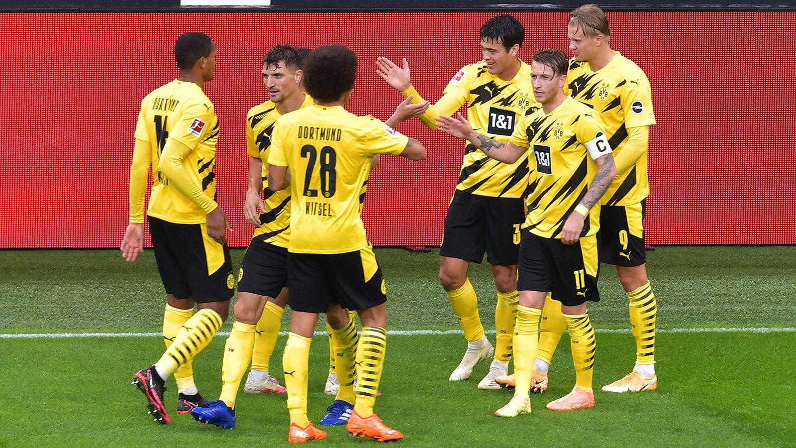 
                <strong>Platz 10: Borussia Dortmund</strong><br>
                Der BVB hat sich im Sommer erneut hochkarätig verstärkt und dabei vor allem neue junge Talente an Land gezogen. Der 17-jährige Jude Bellingham hat sich bereits in die Startelf gespielt, der 18-jährige Reinier braucht noch ein wenig mehr Anlaufzeit. Ende November bekommt dann auch Supertalent Youssoufa Moukoko seine Spielberechtigung. Er könnte der Back Up für Sturmstar Erling Haaland werden. Jetzt muss die junge Offensive auch in der Königsklasse Reife zeigen. Seit der Final-Saison 2012/13 schaffte es der BVB nicht mehr über das Viertelfinale hinaus. Die Dortmunder hatten von allen deutschen Klubs wohl das meiste Losglück. In der Gruppe F treffen die Schwarz-Gelben auf Lazio Rom, Zenit St. Petersburg und Club Brügge - der Gruppensieg sollte das klare Ziel sein. (Lazio Rom - Borussia Dortmund, am Dienstag ab 21 Uhr im Liveticker auf ran.de)
              