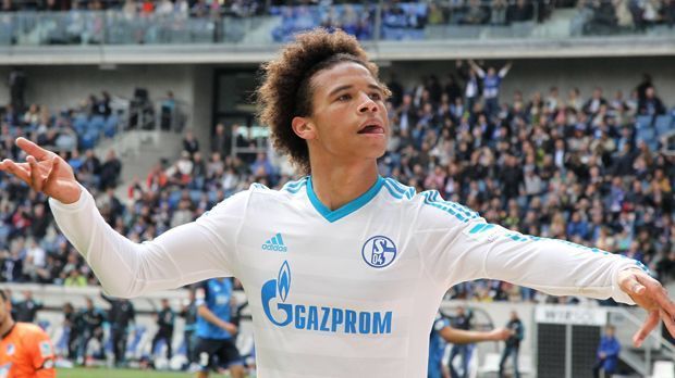 
                <strong>Leroy Sane (Manchester City)</strong><br>
                Der Sohn des früheren Bundesliga-Spielers Souleymane Sane ging mit neun Jahren zum FC Schalke, wechselte 2008 zu Bayer Leverkusen, ehe er seine fußballerische Ausbildung ab 2011 in der Knappenschmiede vollendete. 2016 ging er zu Manchester City und Pep Guardiola, für satte 50 Millionen Euro. Dass er damit der teuerste Schalker der Klubgeschichte ist, versteht sich von selbst. Wurde im April 2018 als bester junger Spieler des Jahres ausgezeichnet.
              