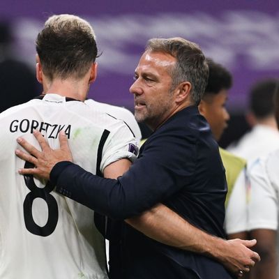 Bundestrainer Hansi Flick umarmt Leon Goretzka nach dem Spanien-Spiel. 
