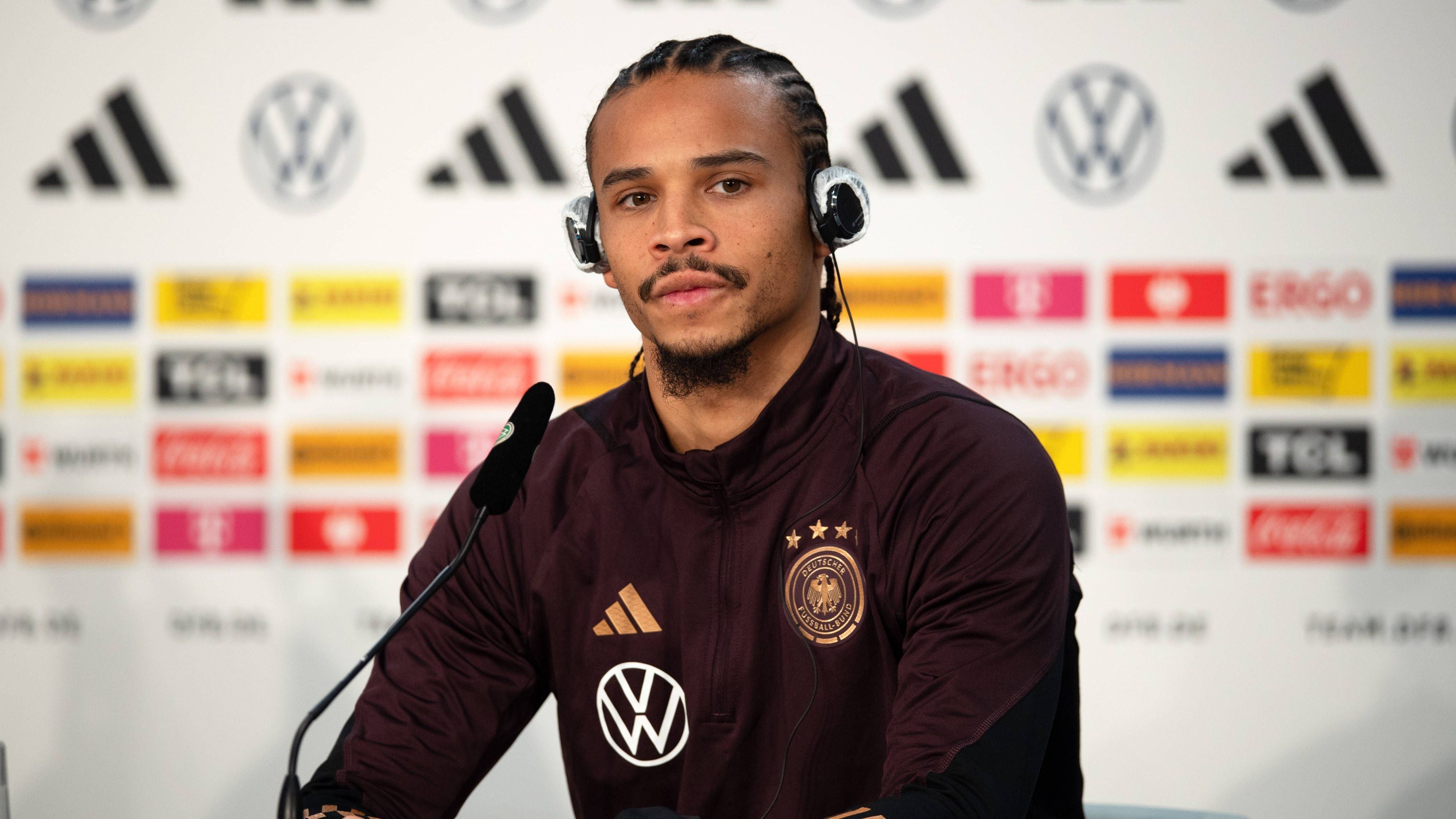 <strong>Leroy Sane</strong> <strong>(FC Bayern München)</strong><br>Sane habe die "Tür in die spanische Liga nicht geschlossen", schrieb die spanische "Sport" und berichtete, dass sowohl Real Madrid als auch der FC Barcelona hinter den Kulissen schon die Messer wetzen. Sollte Sane bei Bayern nicht verlängern, wollen die zwei Topklubs tätig werden. Vor allem für Barca wäre Sane "die perfekte Option" im System Xavi, heißt es.&nbsp;