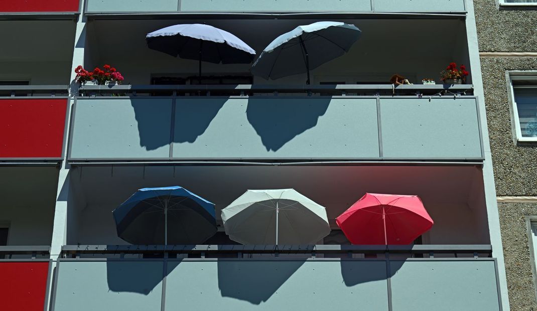 Bei Temperaturen bis zu 40 Grad, die in Deutschland zu erwarten sind, bedarf es in Sachen Hitzeschutz bald mehr, als auf diesen Balkonen. (Symbolbild) 