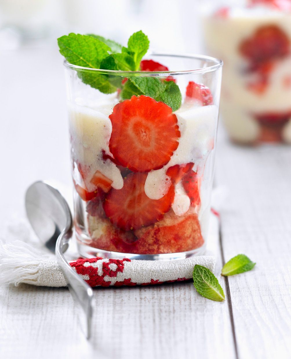Enie nackt: Rezept-Bild Erdbeerdessert im Glas	