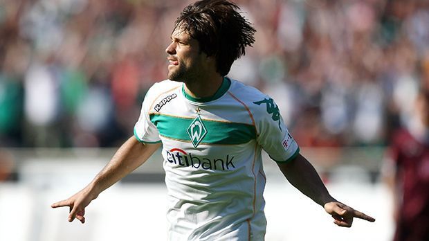 
                <strong>Mittelfeld: Diego</strong><br>
                Mittelfeld: Diego. Seit seinem Weggang wird Diego in Bremen von Fans und Verein schmerzlich vermisst. Vor seinem "Abschiedsspiel", dem Pokalfinale 2009, huldigten ihm die Fans der Grün-Weißen minutenlang mit Sprechchören. Drei Jahre lang war der Brasilianer der Offensivmotor, der Tore schoss und einleitete. In seiner ersten Saison traf er 15 Mal und bereitete 16 weitere Treffer vor. Damals stellte Bremen Jahr für Jahr die beste Offensive der Bundesliga. Bei Werder erlebte der hochtalentierte Brasilianer seine Glanzzeit. Zur Saison 2009/10 wechselte er zu Juventus Turin, später dann zum VfL Wolfsburg. So glücklich wie in Bremen wurde er seither nicht mehr. Derzeit trägt der 31-Jährige das Trikot von Fenerbahce Istanbul.
              