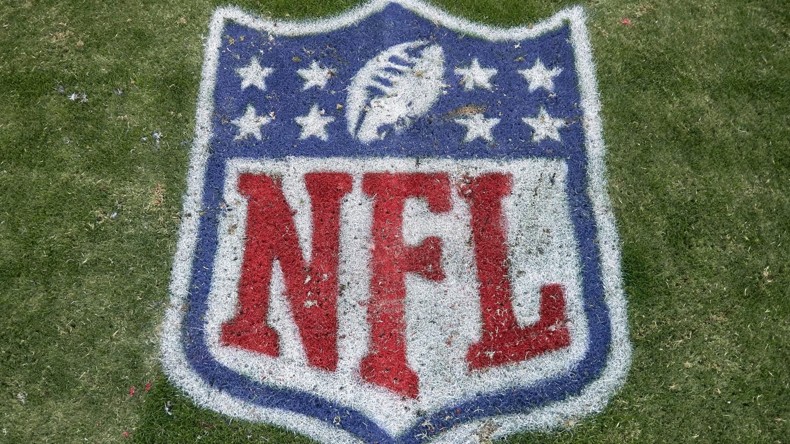 
                <strong>Die Kader aller 32 NFL-Teams</strong><br>
                Der Cut ist vorüber. Alle NFL-Teams haben sich für ihren finalen 53-Mann-Roster entschieden. ran.de zeigt die Kader aller 32 Teams (Stand: 6. September 2018).
              