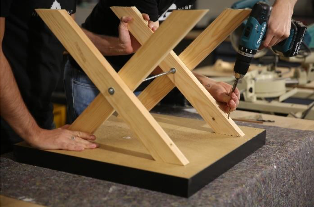 zu guter Letzt befestigen Sie die Konstruktion mittels Holzschrauben an die Unterseite der IKEA-Tischplatte. Dafür setzen Sie die Schrauben in die in Schritt drei vorgebohrten Löcher und ziehen diese dann ordentlich fest.