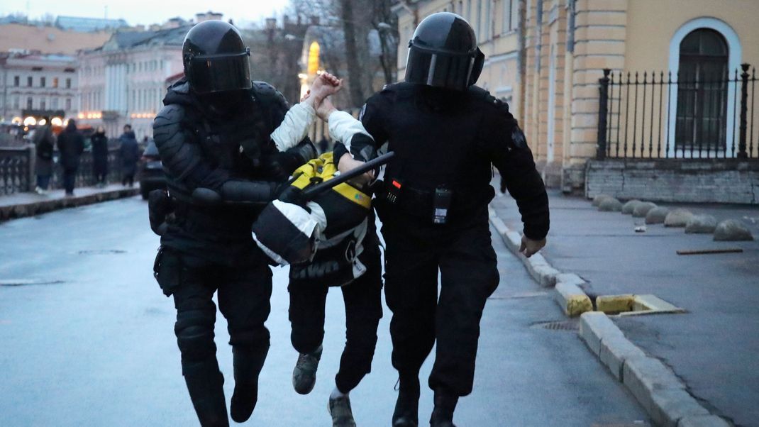 Polizisten verhaften in St. Peterburg einen Mann während eines Protestes zur Unterstützung des inhaftierten Oppositionsführers Nawalny. 