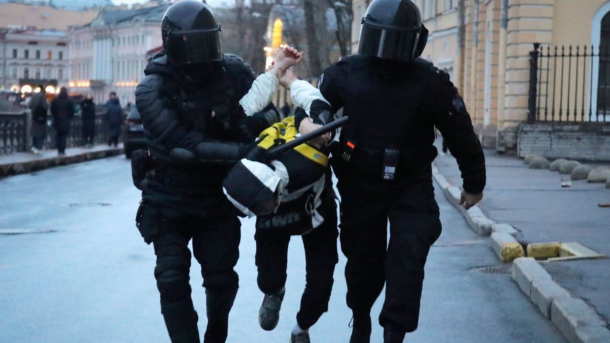 Polizisten verhaften einen Mann während eines Protestes