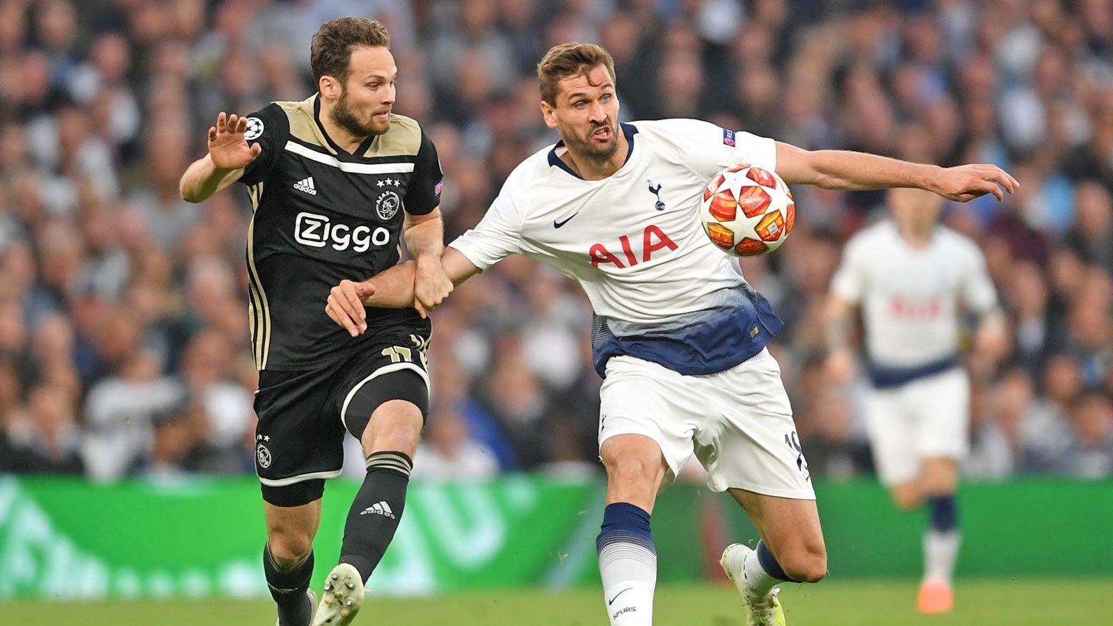 
                <strong>Fernando Llorente</strong><br>
                Hat nach 26 Minuten nach einem Freistoß per Kopf die erste Chance für die Spurs. Hängt ansonsten viel in der Luft. Beißt sich immer besser ins Spiel, ist öfter anspielbar und verteidigt den Ball gut gegen den Gegner. Unruheherd ohne die letzte zwingende Gefahr. ran-Note: 3
              