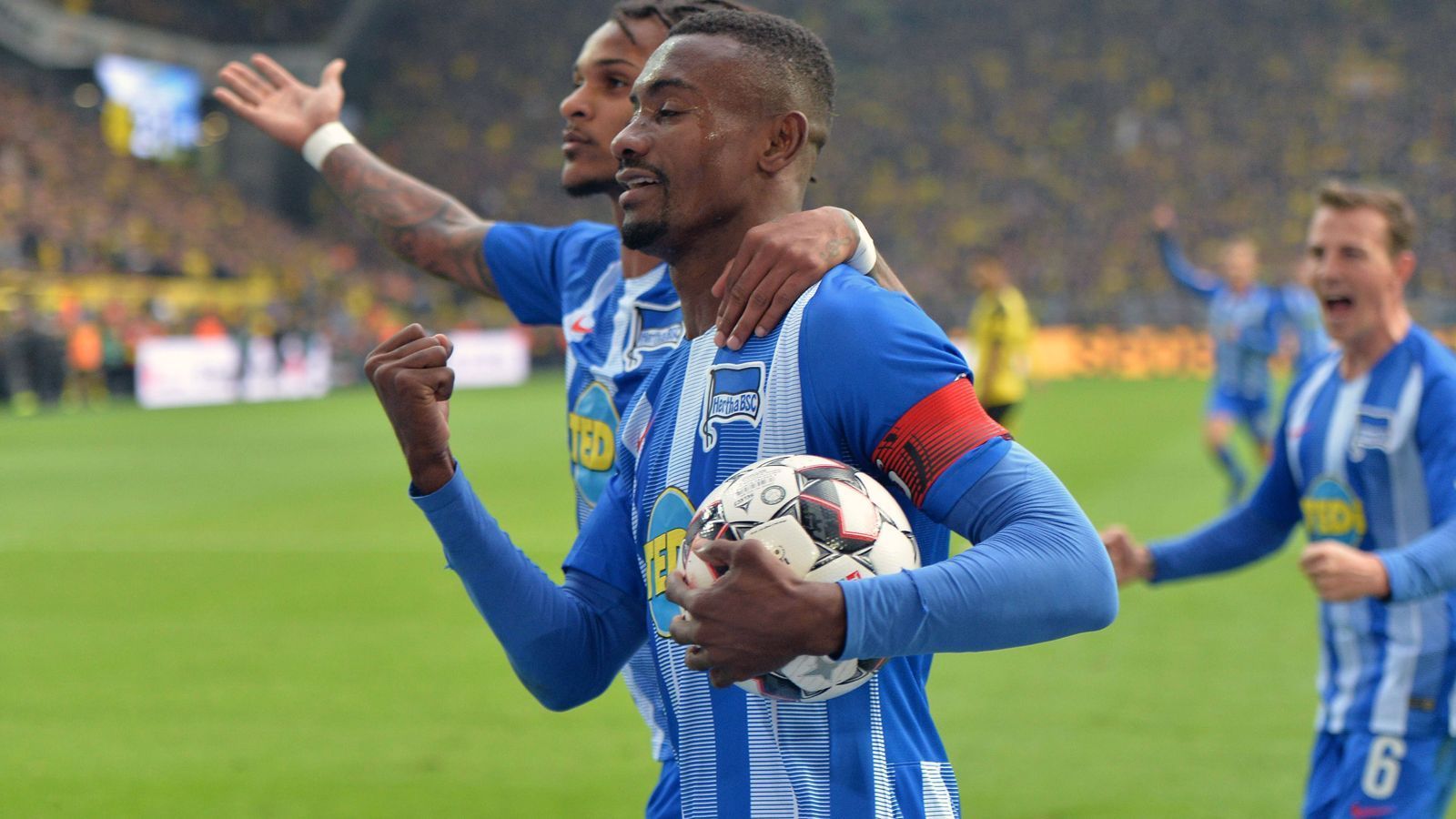 
                <strong>Mit Last-Minute-Elfmeter: Kalou schreibt ivorische Geschichte</strong><br>
                Mit seinem Last-Minute-Elfmetertor hat Salomon Kalou am 9. Bundesliga-Spieltag nicht nur das 2:2-Unentschieden für Hertha BSC bei Tabellenführer Borussia Dortmund gerettet, sondern gleichzeitig auch Geschichte geschrieben. Nun hat der Ivorer 41 Bundesliga-Tore erzielt und damit die meisten aller seiner Landsleute in der Historie des deutschen Fußball-Oberhauses. Mit seinem ersten Treffer beim Remis in Dortmund zog er mit dem früheren Hannoveraner Didier Ya Konan (40 Bundesliga-Tore) gleich, durch das Elfmetertor in der Nachspielzeit ließ er diesen dann auch gleich hinter sich und ist neuer Bundesliga-Rekortorschütze der Elfenbeinküste. (Quelle: optafranz/twitter)
              