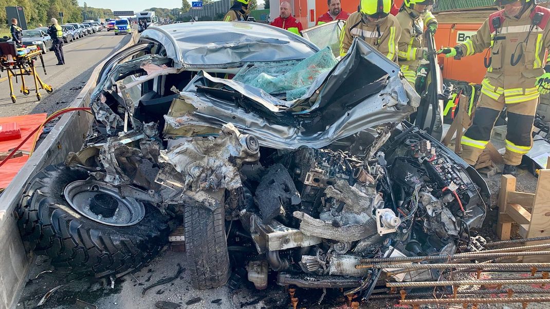 Nach einem Unfall auf der A2 bei Bottrop musste ein Beteiligter mit technischer Hilfe aus dem Auto befreit werden.