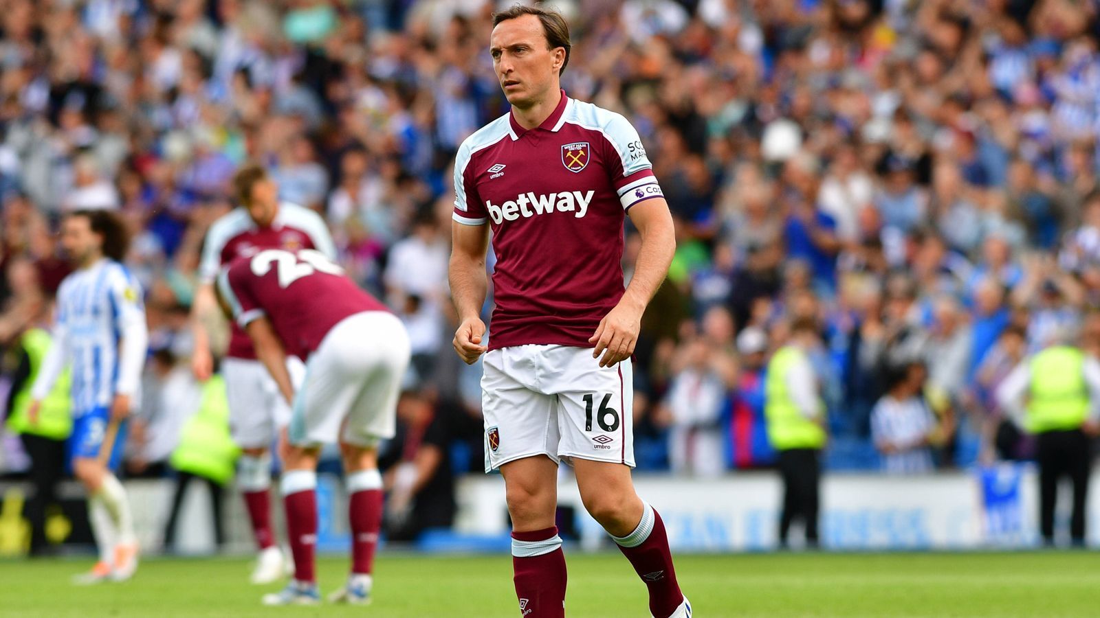 
                <strong>Mark Noble (zuletzt West Ham United)</strong><br>
                Nach siebzehneinhalb Jahren im Profikader von West Ham United macht Kapitän Mark Noble Schluss. Der 35 Jahre alte Mittelfeldspieler bestritt 413 Partien für die "Hammers", stand in der abgelaufenen Saison auch noch in der Europa League neun Mal auf dem Platz, als es für die Londoner bis ins Halbfinale ging. Bereits im März 2021, als Noble seinen Vertrag noch einmal verlängerte, verkündete der Routinier sein Karriereende für den Sommer 2022. Noble habe "nach reiflicher Überlegung entschieden, dass die Saison 2021/22 meine 18. und letzte als Spieler der ersten Mannschaft bei West Ham United sein wird. Es ist eine Entscheidung, die ich nach vielen Gesprächen mit meiner Familie, meinen Freunden und den Leuten im Fußballverein getroffen habe."
              