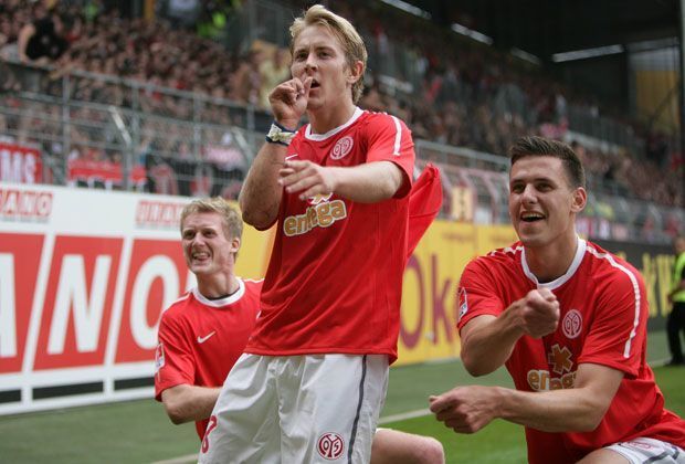 
                <strong>Die Bruchweg Boys (Schürrle, Holtby, Szalai)</strong><br>
                Andre Schürrle, Lewis Holtby und Adam Szalai brachten mit ihren Toren den 1. FSV Mainz 05 in die Qualifikation zur Europa League. Der Name "Bruchweg Boys" entstand durch ihren gemeinsamen Torjubel, bei dem die Drei an der Eckfahne eine Musikband simulierten.
              