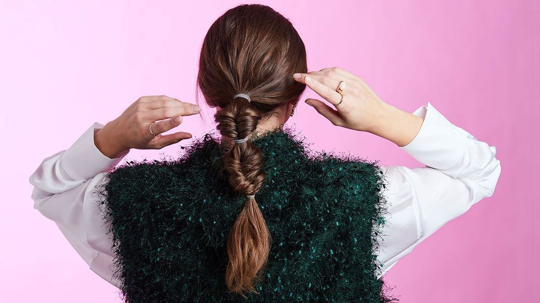 Flechtfrisuren sind der Klassiker unter den Hairstyles zu festlichen Anlässen: Wir zeigen dir die schönsten Looks von Fischgrätenzopf, Low Ponytail und Co.