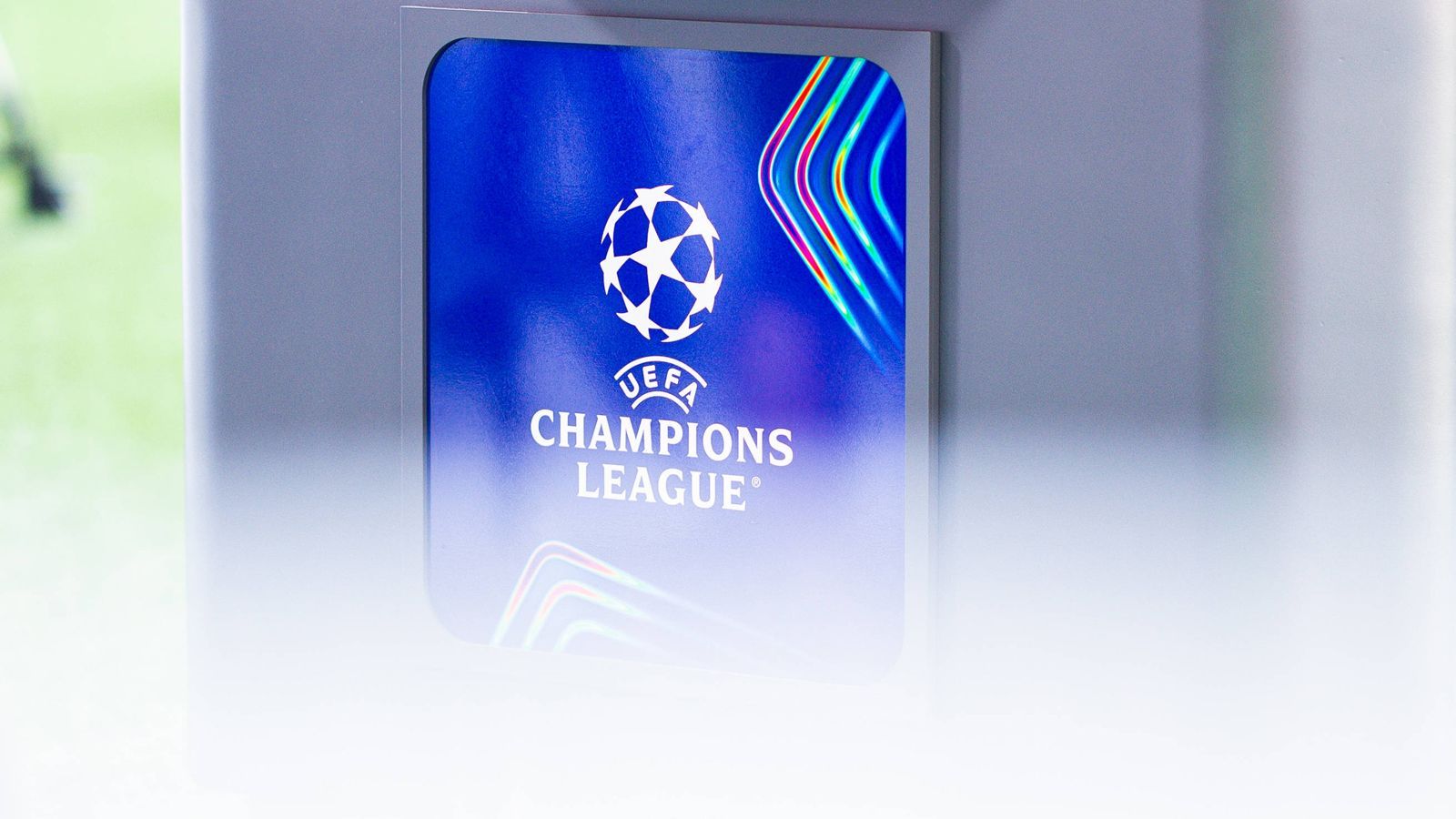 <strong>Champions League: Die Trikots der deutschen Teams 2024/25</strong><br>Die Königsklasse zeigt sich ab der Saison 2024/25 in einem neuen Modus. Statt der Gruppenphase gibt es eine Ligaphase. Deutschland greift mit gleich fünf Teams in der neu geschaffenen Ligaphase an. <strong><em>ran</em></strong> zeigt die Trikots der Bundesligisten für die Champions-League-Saison 2024/25.