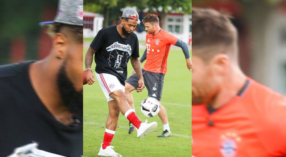 
                <strong>Odell Beckham beim FC Bayern München</strong><br>
                Doch dann ist es vorbei mit der Ruhe: Odell Beckham und Xabi Alonso tauschen kurzerhand das Arbeitsgerät. Beckham zeigt, wie gut er mit einem Fußball umgehen kann, während Alonso sich an einem Football probiert - mit mäßigem Erfolg.
              