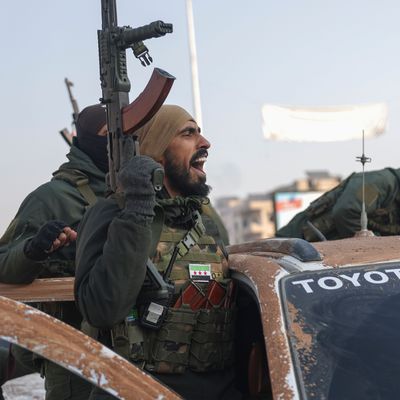 06.12.2024, Syrien, Hama: Syrische Oppositionskämpfer fahren nach der Übernahme der Stadt Hama durch die Straßen.