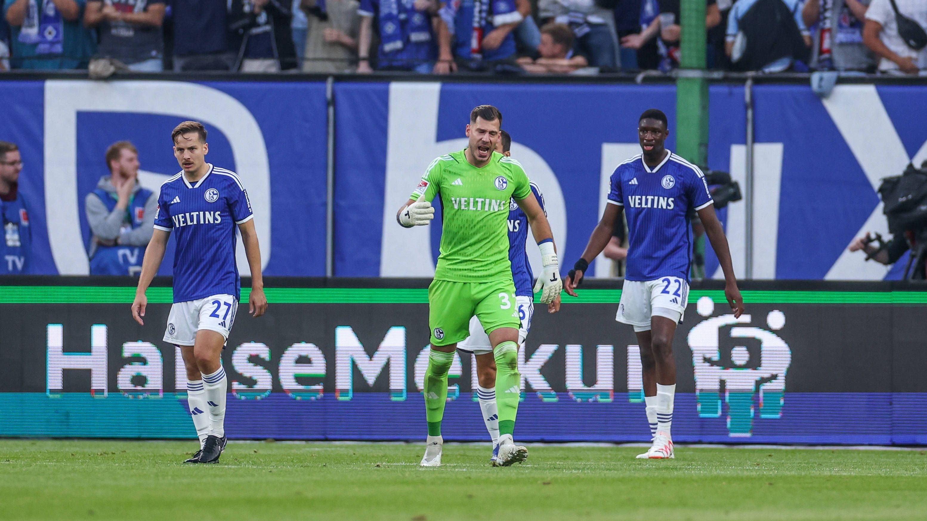 <strong>Marius Müller (FC Schalke 04)</strong><br>Beginnt für den verletzten Fährmann und ist gleich mehrfach gefordert. Pariert gegen Glatzel (5.) und Königsdörffer (18.) stark, beim ersten Gegentor machtlos. Auch danach bleibt der Schlussmann im Fokus und rettet seine Mannschaft mit einem starken Reflex (36.) vor dem Pausenrückstand. Stets auf der Höhe mit starken Paraden. Klingt bei fünf Gegentoren komisch, ist aber so: bester Schalker. <strong><em>ran</em>-Note: 1</strong>