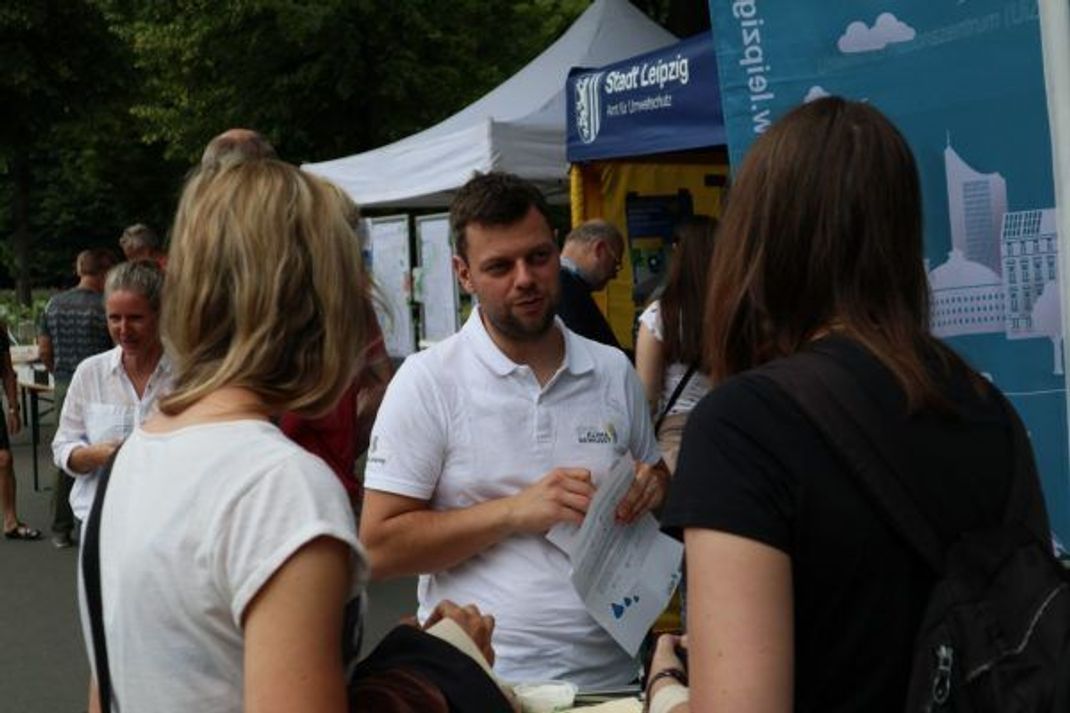 Christoph Runst (m.) im Einsatz fürs Klima bei der Ökofete in Leipzig.