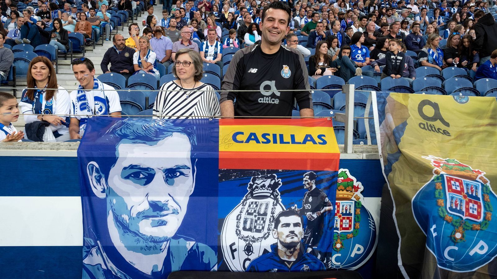 
                <strong>Nach Herzinfarkt: Porto solidarisiert sich mit Keeper Iker Casillas</strong><br>
                Nachdem es Casillas mittlerweile wieder besser gehen soll, konnte er sich wohl nicht nur über die vielen Genesungswünsche freuen, sondern auch über den überzeugenden 4:0-Sieg seiner Kollegen gegen Aves. 
              