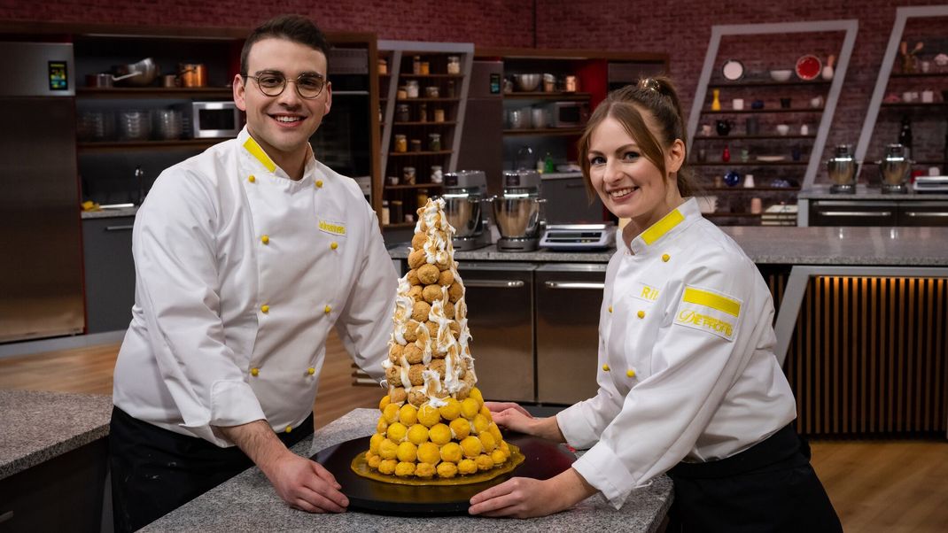 Windbeutel mit Apfel-Kompott und Mascarpone-Creme und Windbeutel mit Passionsfrucht-Curd und -Creme und abgeflämmtem Baiser