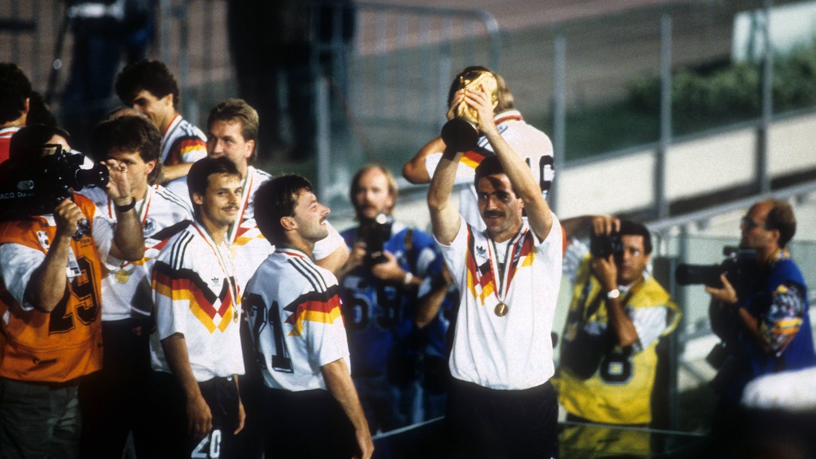 
                <strong>WM 1990 - Deutschland</strong><br>
                Der dritte Triumph für die deutsche Mannschaft: Durch einen Elfmeter von Andreas Brehme setzt sich die deutsche Mannschaft mit 1:0 gegen Argentinien durch und wird zum dritten Mal Weltmeister. Der größte Aufreger des Turniers passiert im Achtelfinale zwischen Deutschland und der Niederlande, nachdem Frank Rijkaard Rudi Völler anspuckt und kurioserweise beide mit der Roten Karte des Feldes verwiesen werden.
              