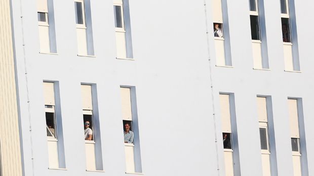 
                <strong>FC-Crotone-IV</strong><br>
                Wer beim Stadion genau hingesehen hat, hat das riesige Gebäude im Hintergrund erkennen können: Es ist das "Provincia di crotone ospedale" - das städtische Krankenhaus. Angeblich soll man die beste Aussicht aus den Krankenzimmern heraus auf den Rasen haben. Zudem sollen sich schon so einige Personen eingewiesen lassen haben, die gar nicht krank oder verletzt gewesen sein sollen, aber Lust auf eine kostenlose Partie des FC Crotone hatten.
              