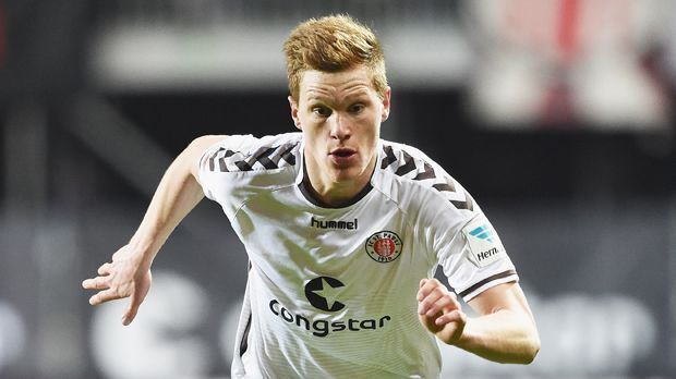 
                <strong>Marcel Halstenberg (FC St. Pauli)</strong><br>
                2015: Marcel Halstenberg bleibt sein Verletzungspech treu. Der Linksverteidiger des FC St. Pauli ist gerade erst wieder fit, als er im Training den nächsten Rückschlag erleidet. Kollege Lennart Thy fällt dem damals 23-Jährigen mit seinem gesamten Körpergewicht auf sein rechtes Bein, eine neue Oberschenkelverletzung ist die Folge. Glück im Unglück: Halstenberg fällt nur rund drei weitere Wochen aus. 
              