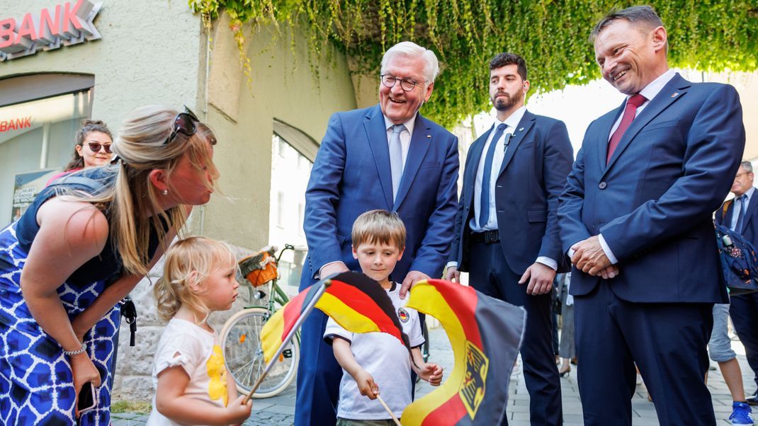 Bundespräsident Frank-Walter Steinmeier bei seinem Besuch in Weiden mit einer Passantin und zwei Kindern.