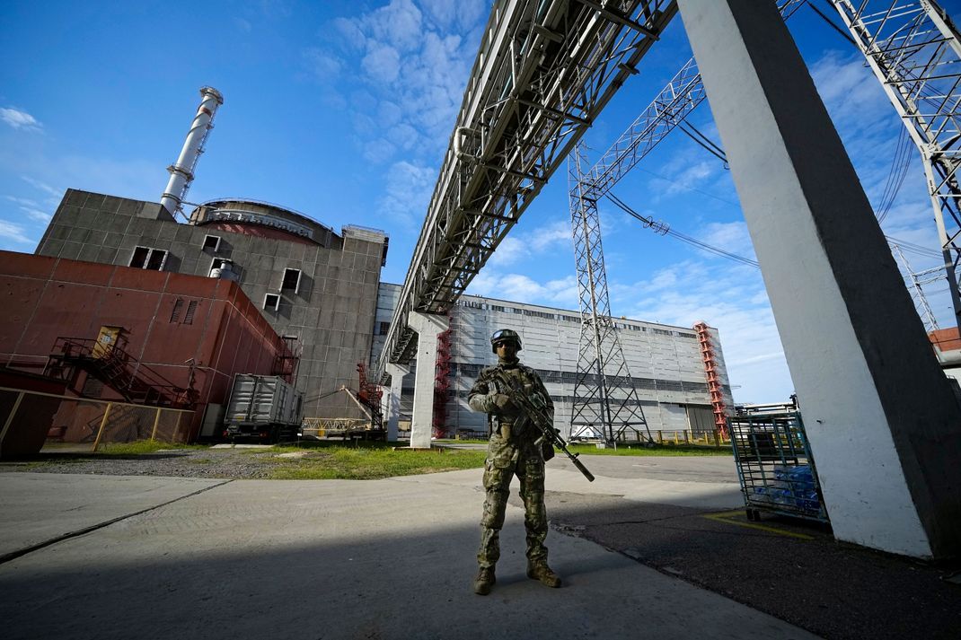 Ein russischer Soldat bewacht einen Bereich des Kernkraftwerks Saporischschja in der Ukraine.