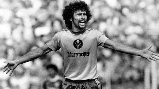 
                <strong>Paul Breitner</strong><br>
                Nach drei Jahren bei Real Madrid kehrte Weltmeister Paul Breitner 1977 nach Deutschland zurück. Eintracht Braunschweig zahlte angeblich die für damalige Verhältnisse enorme Ablösesumme von 800.000 Euro. Doch die Eintracht blieb ein einjähriges Intermezzo für Breitner, der 1978 mit 26 Jahren zum FC Bayern München zurückkehrte, wo er schon vor seinem Engagement bei Real spielte. Er blieb bis zu seinem Karriere-Ende im Jahr 1983 an der Isar, holte - wie schon in Spanien mit Real - noch zwei weitere Meistertitel mit dem FCB.
              