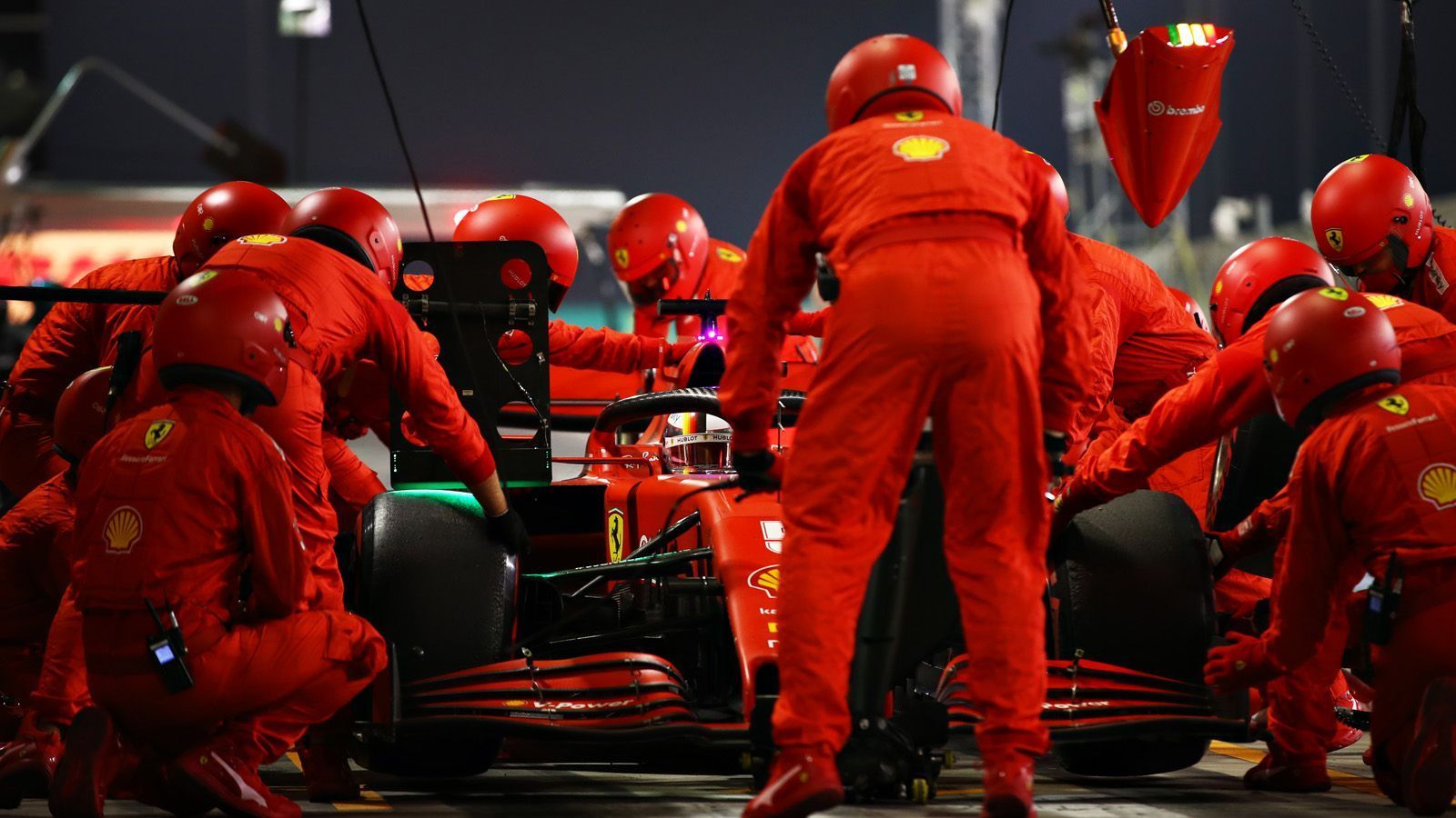 
                <strong>Verlierer: Ferrari</strong><br>
                Die Scuderia Ferrari erlebt eine Saison zum Vergessen. Daran änderten auch die beiden Rennen in Bahrain nichts. Im Gegenteil. Gerade mal ein Punkt steht nach beiden Rennen im Wüstenstaat auf der Habenseite. Nach dem Ausfall von Charles Leclerc hätte Sebastian Vettel möglicherweise noch in die Punkte fahren können. Doch ein vergeigter Boxenstopp der Ferrari-Crew setzte den Hoffnungen ein Ende. Nicht zum ersten Mal in dieser Saison. Bei der Scuderia wird man froh sein, wenn die Saison nächste Woche endlich beendet ist.
              