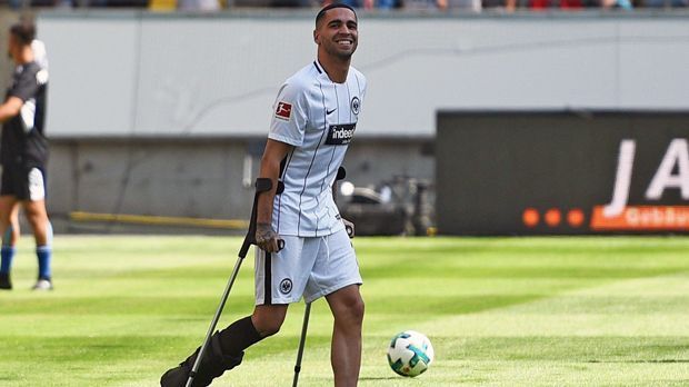 
                <strong>Omar Mascarell (Eintracht Frankfurt)</strong><br>
                Nach einer Achillessehnenoperation fällt auch Eintracht Frankfurts Mittelfeldspieler Omar Mascarell für den Rest der Hinrunde aus. Der 24-jährige Spanier fehlte bereits im Endspurt der Vorsaison wegen anhaltender Achillessehnenprobleme und unterzog sich deshalb mittlerweile einer Operation. Verläuft der Heilungsprozess wunschgemäß, dürfte der frühere Real-Profi nach der Winterpause bald wieder einsatzbereit sein. 
              