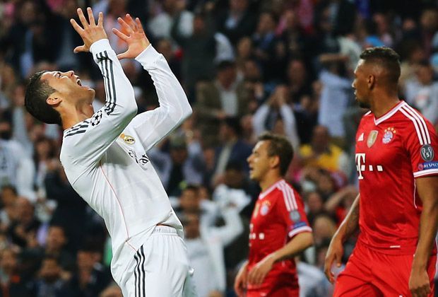 
                <strong>Real Madrid - Bayern München 1:0</strong><br>
                Herr im Himmel: Für Ronaldo (l.) läuft es nicht wirklich rund. Der Weltfußballer hat das 2:0 auf dem Fuß vergibt aber kläglich. Ob der Fußballgott seine Gebete erhört?
              